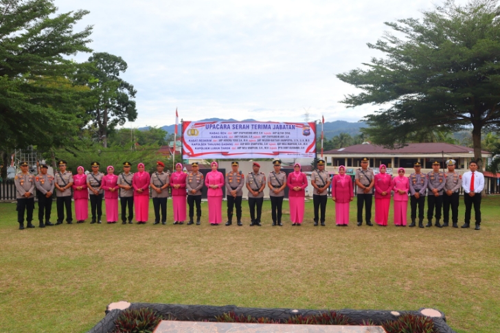 Kapolres Sijunjung Resmi Rotasi Kabag Ren, Kabag Log, Kasat Reskrim dan Dua Kapolsek Kapolres Sijunjung, AKBP Willian Harbensyah, S.I.K., M.H., memimpin langsung upacara Serah Terima Jabatan (Sertijab) lima pejabat utama di lingkungan Polres Sijunjung yang berlangsung khidmat di halaman Mapolres Sijunjung, Selasa (4/8/2026).