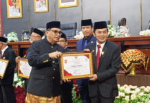 Widya Navies Terima PIN Emas HJK Padang ke-357, Pemkot Apresiasi Kiprah PWI Sumbar Bangun Komunikasi Publik Widya Navies Terima PIN Emas HJK Padang ke-357, Pemkot Apresiasi Kiprah PWI Sumbar Bangun Komunikasi Publik