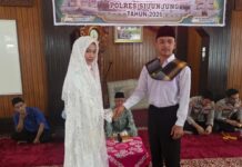 Di Tengah Proses Hukum, Tahanan Polres Sijunjung Akad Nikah di Musholla Nurul Ikhlas Di tengah proses hukum yang sedang dijalaninya, seorang tahanan di Rumah Tahanan (Rutan) Polres Sijunjung berinisial Reihan mendapat kesempatan untuk melangsungkan akad nikah dengan perempuan yang dipilihnya, Yori Yulia.