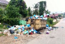 Sampah Menumpuk Hampir Sepekan di Depan Puskeswan Muaro, Warga Keluhkan Bau Menyengat Tumpukan sampah di bak penampungan sementara yang berada di depan Puskeswan Muaro, Kabupaten Sijunjung, Sumatera Barat, dikeluhkan masyarakat karena sudah hampir satu minggu belum diangkut ke tempat pembuangan akhir (TPA).