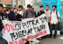 Aksi di Kejati Sumbar, CV Putra YLM Kembali Disorot, Dugaan Pajak dan Kerusakan Lingkungan Dipertanyakan Didesak, kembali mencuat, sorotan, kontroversi, dugaan, transparan, tagih, terungkap, dipertanyakan, desak bertindak