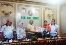 PGRI Sijunjung Salurkan Bantuan untuk Korban Galodo Arosuka, Solidaritas Guru Menguat PGRI Sijunjung Salurkan Bantuan untuk Korban Galodo Arosuka, Solidaritas Guru Menguat